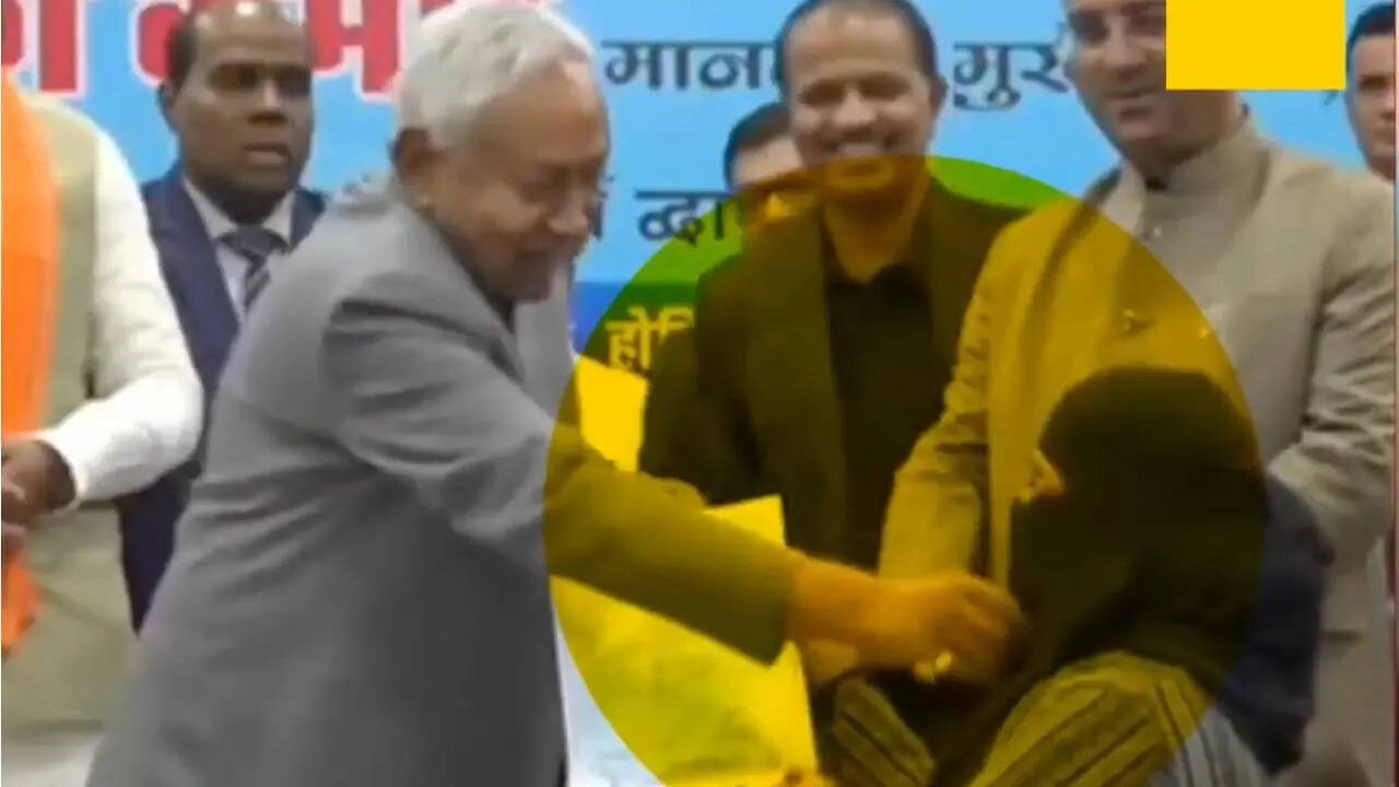 नीतीश कुमार ने महिला डॉक्टर का हिजाब हटाया, वीडियो वायरल होने से मचा बवाल; RJD ने कहा- मानसिक स्थिति दयनीय, JDU ने दी सफाई