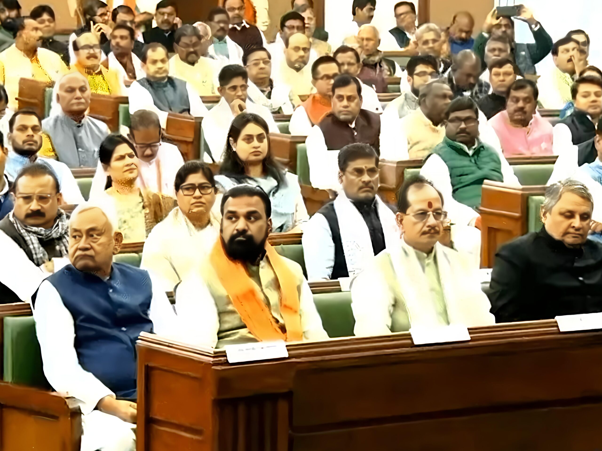 5 मिनट तक माइक गायब, जनता बोली – विकास की स्पीड यही है भाई ! नीतीश से लेकर स्पीकर तक हुए हक्के-बक्के