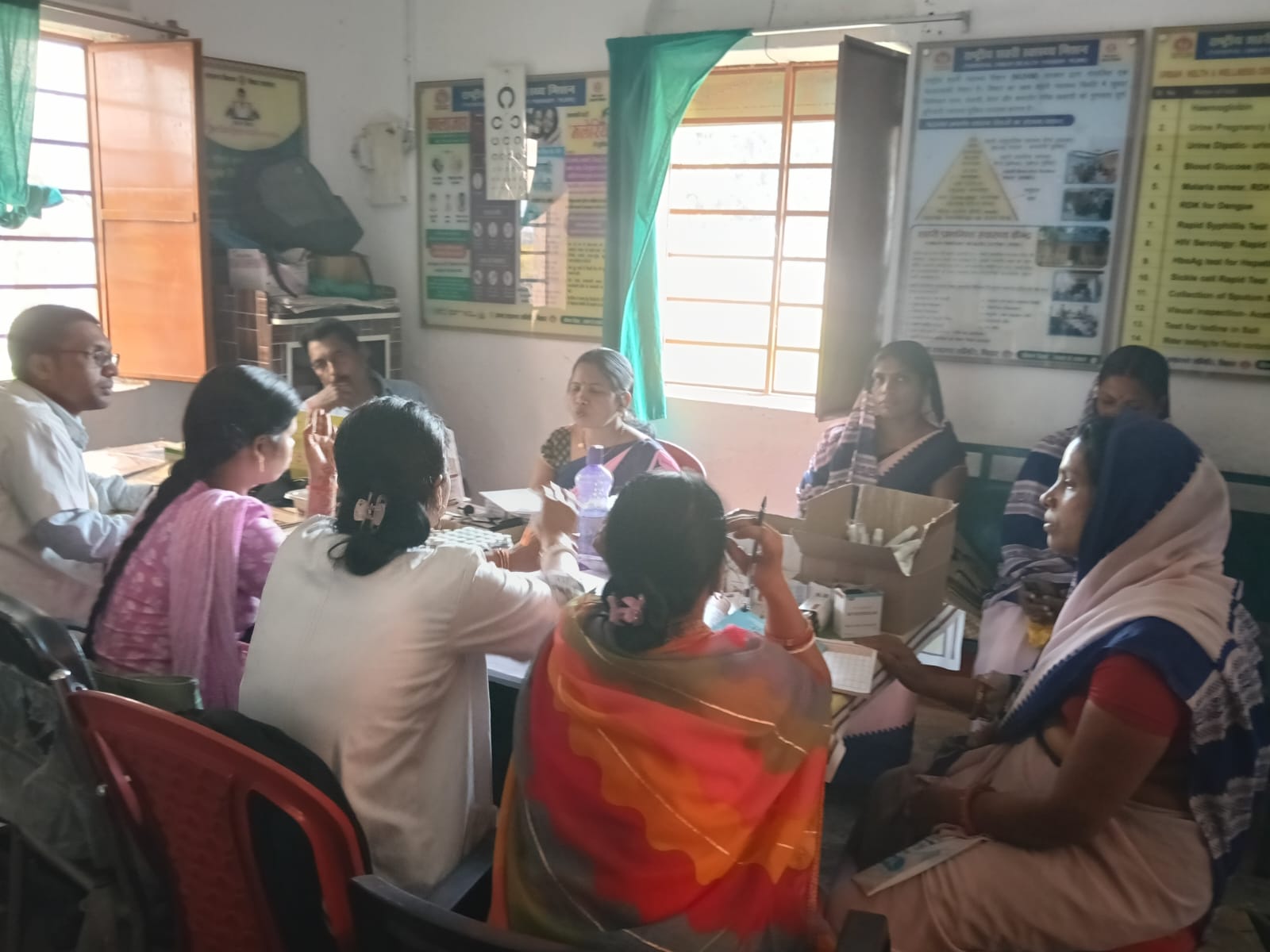 लक्ष्मीपुर आयुष्मान आरोग्य मंदिर में मासिक बैठक, हाइपरटेंशन व शुगर मरीजों को नियमित जांच की सलाह