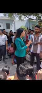 मजदूरों ने NDTV के ऑफिस घेरा गोदी मीडिया शर्म के मारे